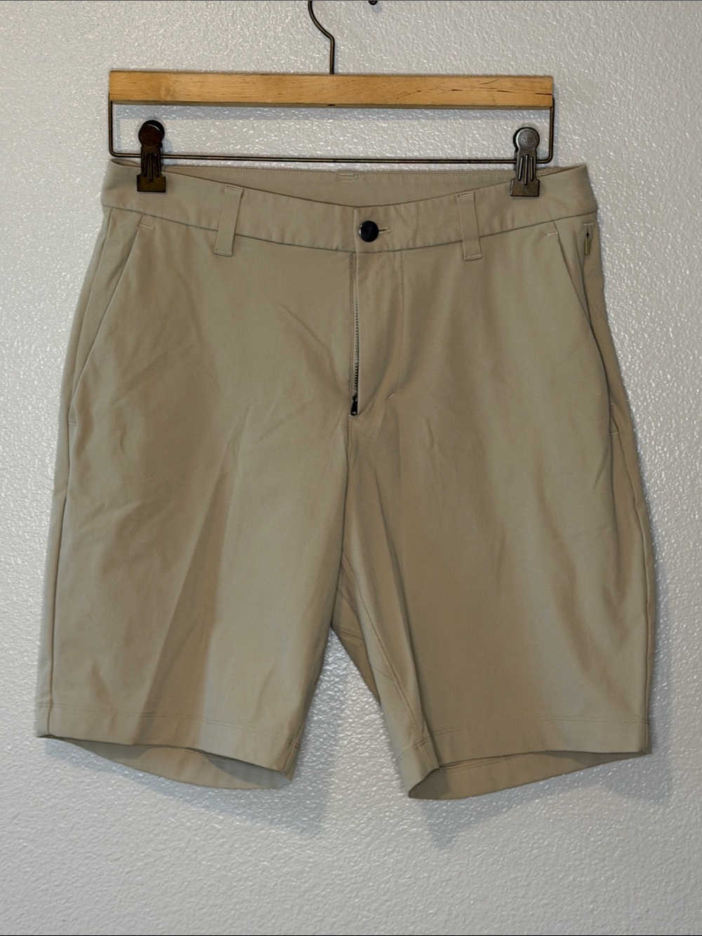 lululemon athletica Men's Flat-Front Khaki Performance Shorts size 30 (bin13)